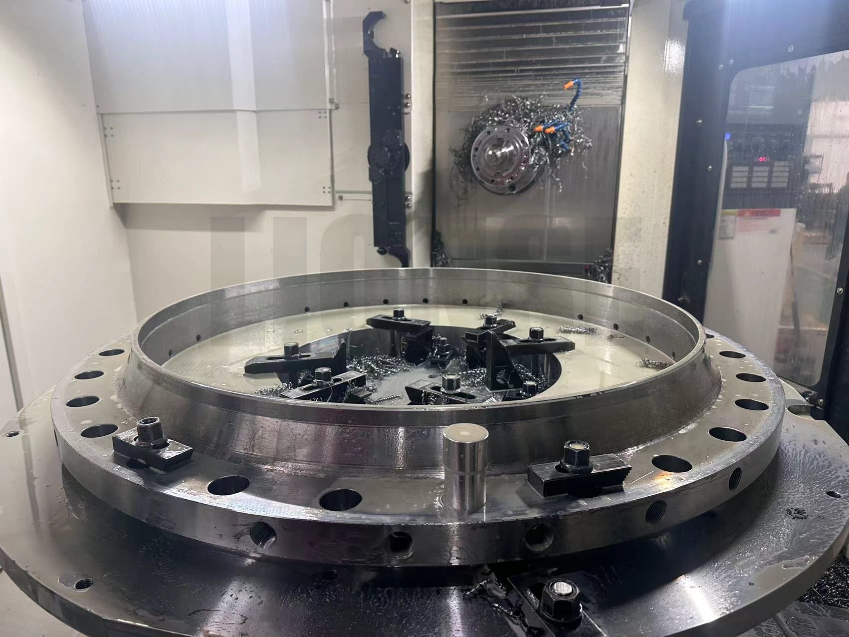 Hoe zorg ik ervoor dat de gaten verticaal zijn bij het boren van flenzen met een grote diameter?